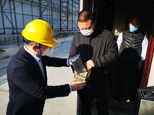 1581908268611710.jpg 05 朱總為(wèi)項目部工(gōng)作(zuò)人(rén)員(yuán)送上(shàng)防疫物(wù)資.JPG