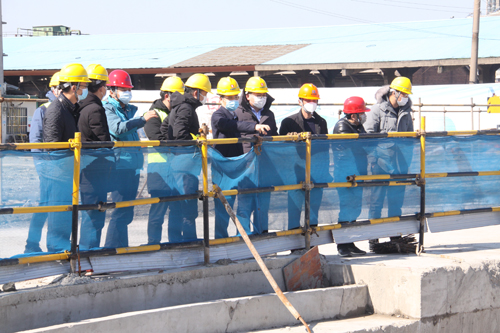 02  甯波市(shì)江北(běi)區(qū)副區(qū)長(cháng)鄭銘鈞著(zhe)重強調做(zuò)好(hǎo)防疫期間(jiān)工(gōng)人(rén)兄弟(dì)安全保障工(gōng)作(zuò).JPG