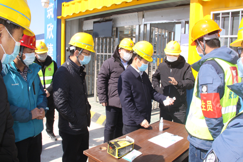 03  甯波市(shì)江北(běi)區(qū)副區(qū)長(cháng)鄭銘鈞檢查工(gōng)地(dì)防疫用(yòng)品.JPG