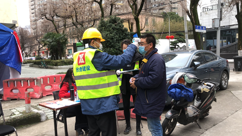 02  欣捷建設執勤志(zhì)願者給社區(qū)居民(mín)測量體(tǐ)溫.jpg