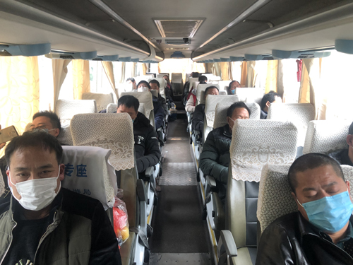 1582771890994022.jpg 02 員(yuán)工(gōng)乘坐(zuò)“誠晖愛(ài)心包車(chē)”.JPG