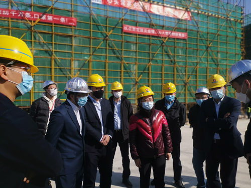 01  公司相(xiàng)關領導陪同丁書(shū)記一(yī)行(xíng)了(le)解項目防控及複工(gōng)工(gōng)作(zuò).jpg