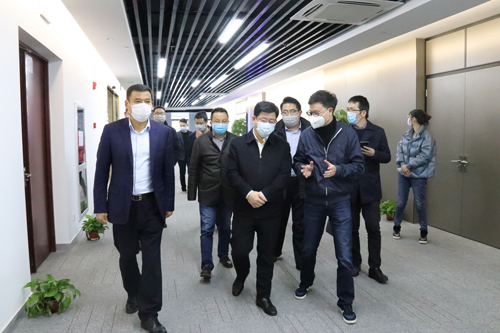 1585386192802720.jpg 蔣董事(shì)長(cháng)陪同戴華祥區(qū)長(cháng)一(yī)行(xíng)考察園區(qū)企業(yè)防疫工(gōng)作(zuò)及辦公情況2.jpg