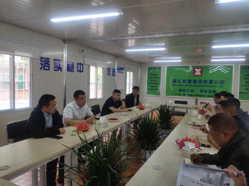 03與會(huì)人(rén)員(yuán)就(jiù)項目情況進行(xíng)交流.jpg