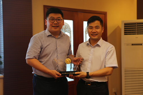 1592957691979907.jpg 頒發榮譽獎杯-1.jpg