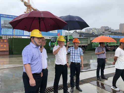 1593565644390618.jpg 朱總赴工(gōng)地(dì)慰問(wèn)01.jpg