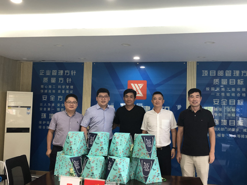 1593565654406458.jpg 朱總赴工(gōng)地(dì)慰問(wèn)03.jpg