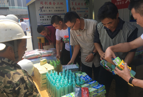 1595672251570158.jpg 01韓城(chéng)三立逸豐項目部慰問(wèn)現(xiàn)場(chǎng).jpg