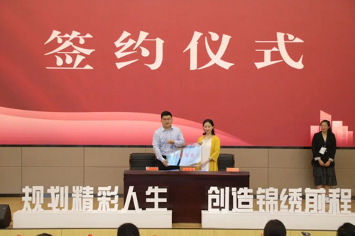 1601366168643868.jpg 校(xiào)企合作(zuò)協議(yì)書(shū)簽訂及授牌.jpg