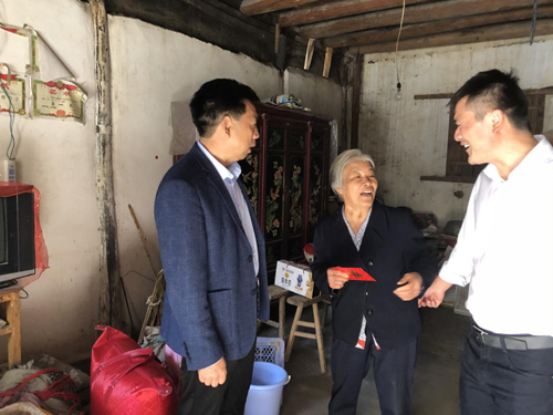 1606467563500765.jpg 03 幫扶慰問(wèn)現(xiàn)場(chǎng)3.jpg