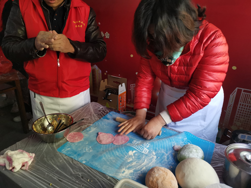 志(zhì)願者包餃子(zǐ)中.jpg