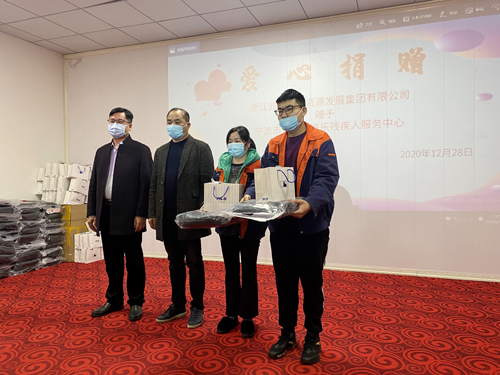 1609403632677123.jpg 06 總經理(lǐ)林(lín)通(tōng)為(wèi)諧樂(yuè)殘疾人(rén)服務中心員(yuán)工(gōng)代表送上(shàng)捐贈物(wù)品-2.jpg