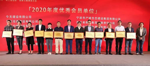 02  總經理(lǐ)林(lín)通(tōng)上(shàng)台領獎.jpg