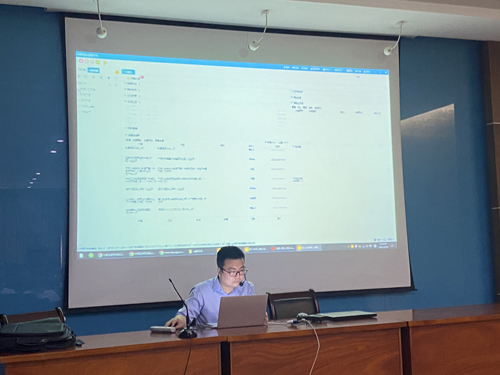 01  新中大(dà)軟件(jiàn)公司技(jì)術(shù)人(rén)員(yuán)王甯作(zuò)相(xiàng)關培訓.jpg