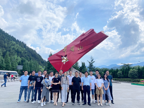 01  紅(hóng)旗雕塑前合影(yǐng).jpg