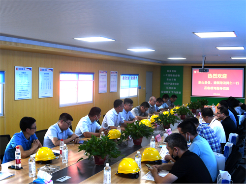 03  領導一(yī)行(xíng)進行(xíng)交流指導.jpg