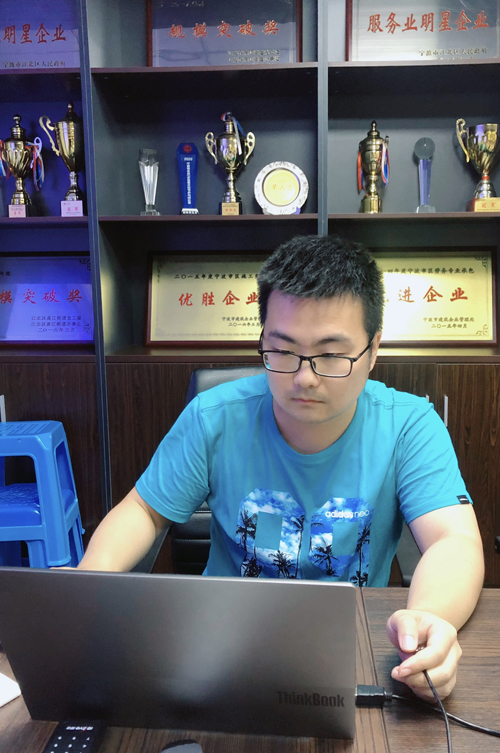 08  信息化(huà)平台技(jì)術(shù)人(rén)員(yuán)王甯做(zuò)信息化(huà)平台培訓.jpg