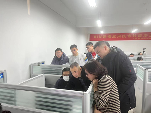 03 專家(jiā)老(lǎo)師(shī)邱教授為(wèi)學員(yuán)答(dá)疑解惑-1.jpg