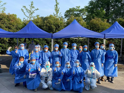 1658391230624075.jpg 01 李建良參與疫情防控、社區(qū)工(gōng)作(zuò)中-1.jpg