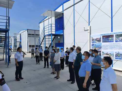 百色市(shì)住建局局長(cháng)陸偉介紹方艙醫(yī)院情況2.jpg