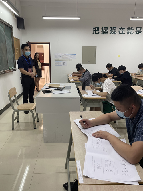 1660031790957119.jpg 02 建築技(jì)能(néng)工(gōng)人(rén)職業(yè)考核筆(bǐ)試現(xiàn)場(chǎng) 甯波市(shì)住房(fáng)和(hé)城(chéng)鄉(xiāng)建設局相(xiàng)關領導現(xiàn)場(chǎng)督導-2.jpg