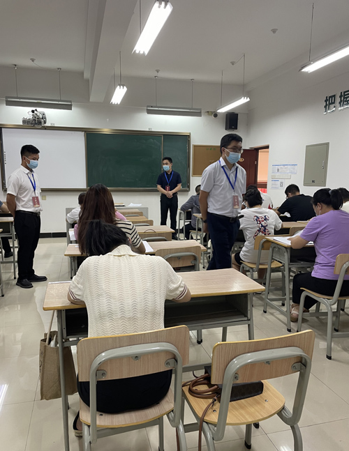 1660031805152902.jpg 04 建築技(jì)能(néng)工(gōng)人(rén)職業(yè)考核筆(bǐ)試現(xiàn)場(chǎng) 甯波市(shì)住房(fáng)和(hé)城(chéng)鄉(xiāng)建設局相(xiàng)關領導現(xiàn)場(chǎng)督導-4.jpg