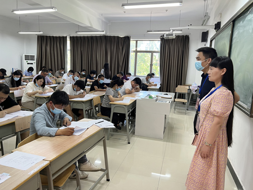 1660031811114297.jpg 01 建築技(jì)能(néng)工(gōng)人(rén)職業(yè)考核筆(bǐ)試現(xiàn)場(chǎng) 甯波市(shì)住房(fáng)和(hé)城(chéng)鄉(xiāng)建設局相(xiàng)關領導現(xiàn)場(chǎng)督導-1.jpg