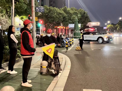 1669597618229847.jpg 03 誠晖志(zhì)願者執行(xíng)交通(tōng)文(wén)明(míng)勸導-3.jpg