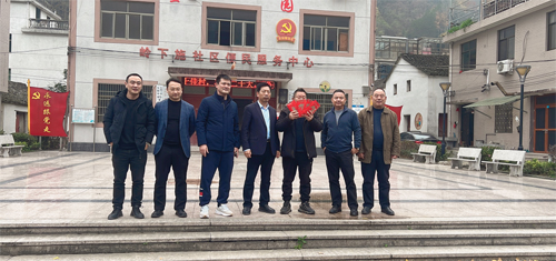 1671756573110252.jpg 誠晖集團一(yī)行(xíng)與嶺下(xià)施村(cūn)村(cūn)幹部們合影(yǐng).jpg