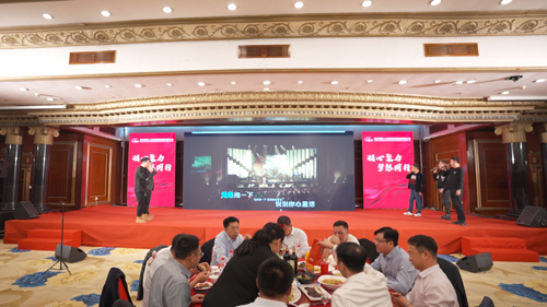 1677486454171511.jpg 07 歌(gē)曲:《兄弟(dì)抱一(yī)下(xià)》.jpg