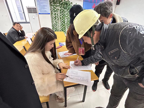 1677715449951413.jpg 01 建築工(gōng)人(rén)參加培訓現(xiàn)場(chǎng)簽到(dào).jpg