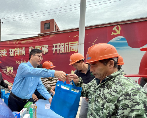 02  林(lín)總、施總為(wèi)項目建設者送上(shàng)慰問(wèn)關懷-1.jpg