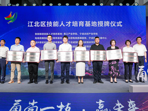 1686125626918919.jpg 01 誠慧培訓學校(xiào)校(xiào)長(cháng)張燕楠上(shàng)台領獎.jpg