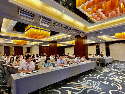 1689208702211902.jpg 03 現(xiàn)場(chǎng)參會(huì)人(rén)員(yuán)認真聆聽(tīng).jpg