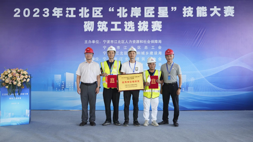 1692864843247413.jpg 16 誠晖集團總經理(lǐ)林(lín)通(tōng)與公司選手合影(yǐng).jpg