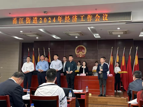 1712129944338007.jpg 03 林(lín)通(tōng)總經理(lǐ)榮獲“甬江經濟建設優秀企業(yè)家(jiā)雄鷹獎”.jpg