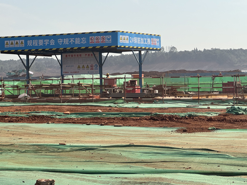 1713513831131116.jpg 03 雲南(nán)省曲靖市(shì)紅(hóng)太陽生(shēng)命健康産業(yè)園标準化(huà)廠(chǎng)房(fáng)及基礎設施一(yī)期建設項目設計(jì)、采購(gòu)、施工(gōng)總承包(EPC)道(dào)路(lù)、市(shì)政管網項目現(xiàn)場(chǎng)-3.jpg