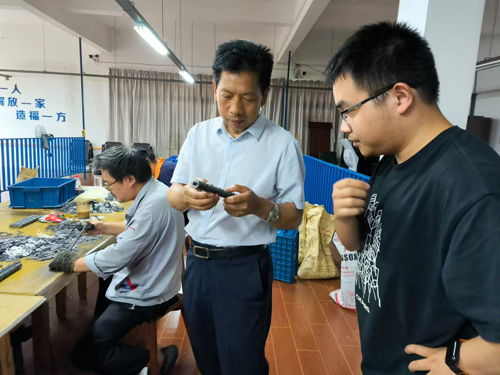 諧樂(yuè)殘疾人(rén)中心法人(rén)林(lín)祉成陪同張尚華董事(shì)長(cháng)參觀部分(fēn)生(shēng)産車(chē)間(jiān).jpg