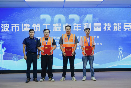 16甯波千裡(lǐ)眼測繪技(jì)術(shù)有(yǒu)限公司總經理(lǐ)陳強先生(shēng)與獲獎選手合影(yǐng).jpg