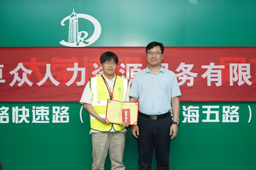 1727656525932383.jpg 03卓衆公司總經理(lǐ)林(lín)通(tōng)與一(yī)等獎選手劉照(zhào)奎合影(yǐng).jpg