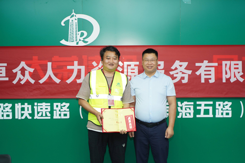 1727656538502332.jpg 04卓衆公司副總經理(lǐ)沈聰雷與二等獎選手汪林(lín)飛(fēi)合影(yǐng).jpg